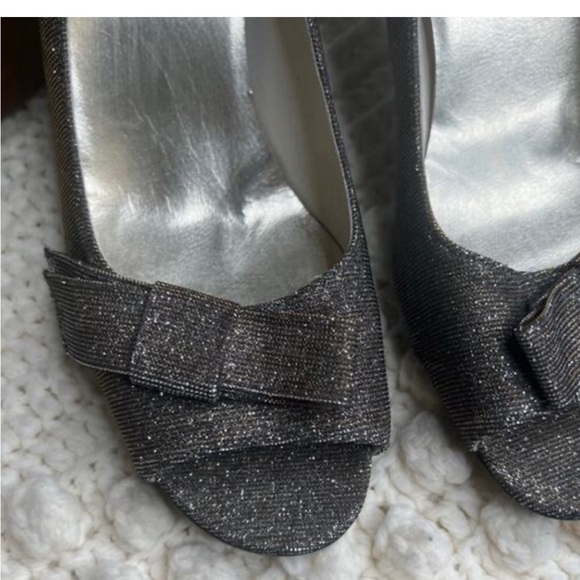 STUART WEITZMAN 9 Bowover Metallic Peep Toe Pump Heel Leather Shoes Bow Pyrite - Picture 3 of 7